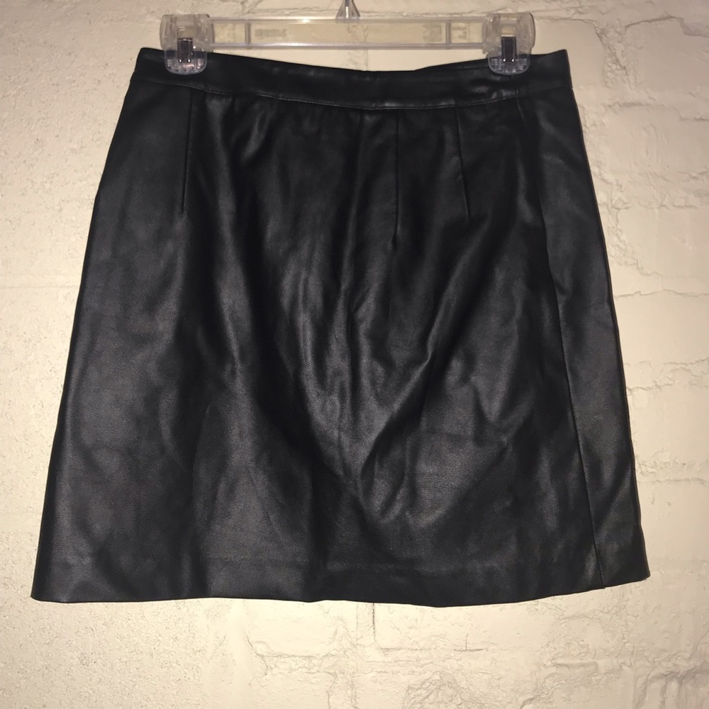 Banana Republic Faux Leather Skirt - Size 2 - Picture 2 of 3